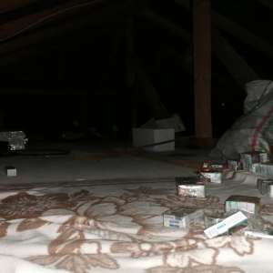 Percheziții finalizate cu confiscarea a mii de pachete cu țigări, armă cu aer comprimat, stații de emisie-recepție și diferite sume în lei și valută