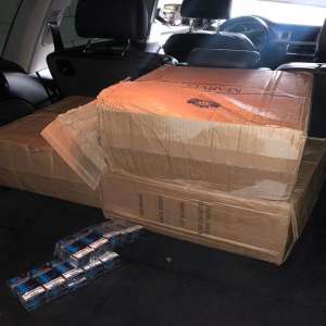 Percheziții finalizate cu confiscarea a mii de pachete cu țigări, armă cu aer comprimat, stații de emisie-recepție și diferite sume în lei și valută