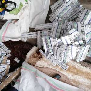 Percheziții finalizate cu confiscarea a mii de pachete cu țigări, armă cu aer comprimat, stații de emisie-recepție și diferite sume în lei și valută