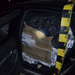 Percheziții finalizate cu confiscarea a mii de pachete cu țigări, armă cu aer comprimat, stații de emisie-recepție și diferite sume în lei și valută