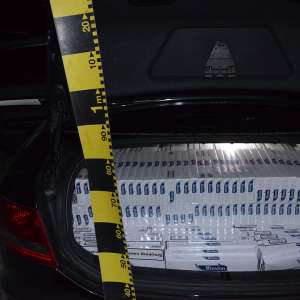 Percheziții finalizate cu confiscarea a mii de pachete cu țigări, armă cu aer comprimat, stații de emisie-recepție și diferite sume în lei și valută