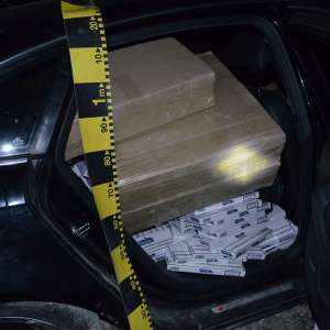 Percheziții finalizate cu confiscarea a mii de pachete cu țigări, armă cu aer comprimat, stații de emisie-recepție și diferite sume în lei și valută