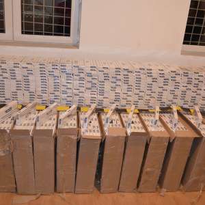 Percheziții finalizate cu confiscarea a mii de pachete cu țigări, armă cu aer comprimat, stații de emisie-recepție și diferite sume în lei și valută