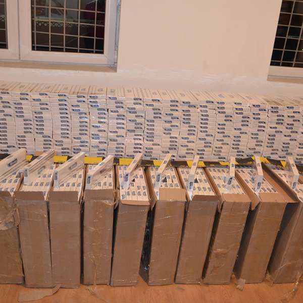 Percheziții finalizate cu confiscarea a mii de pachete cu țigări, armă cu aer comprimat, stații de emisie-recepție și diferite sume în lei și valută