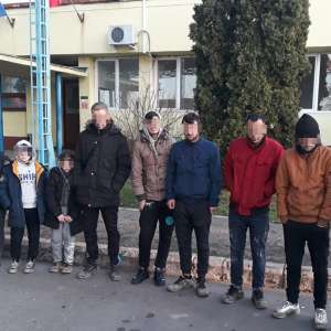 Opt cetăţeni din Irak, depistaţi în apropierea frontierei cu Ungaria
