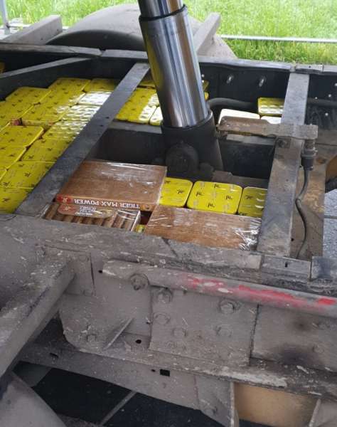Peste 4.350 de materiale pirotehnice, ascunse pe șasiul unei autoutilitare, descoperite la P.T.F. Giurgiu