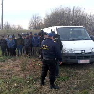 23 de cetăţeni din Irak, Iran, Siria şi Afganistan, călăuziţi de un cetăţean român, opriţi la frontiera cu Serbia