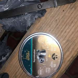 Bărbat cercetat penal pentru nerespectarea regimului armelor și munițiilor și contrabandă calificată