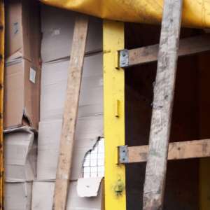 Peste 43.000 de pachete cu ţigări de contrabandă, descoperite ascunse într-un autocamion la P.T.F. Nădlac II