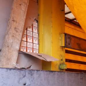 Peste 43.000 de pachete cu ţigări de contrabandă, descoperite ascunse într-un autocamion la P.T.F. Nădlac II