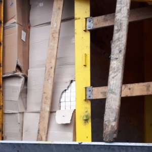 Peste 43.000 de pachete cu ţigări de contrabandă, descoperite ascunse într-un autocamion la P.T.F. Nădlac II