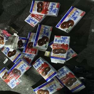 Ţigări ascunse în cutii de ciocolată, descoperite de poliţiştii de frontieră în P.T.F. Giurgiu