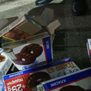 Ţigări ascunse în cutii de ciocolată, descoperite de poliţiştii de frontieră în P.T.F. Giurgiu