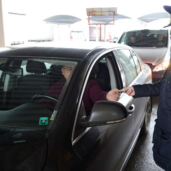 Cetăţean turc cu carte de identitate falsă, descoperit  la P.T.F. Giurgiu