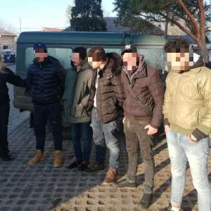 Cinci tineri din Algeria, depistaţi pe raza localităţii Jimbolia
