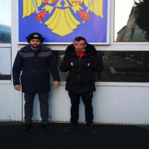 Doi bărbați care au încercat să iasă ilegal din ţară, folosindu-se de o carte de identitate ce aparţinea altei persoane şi o carte de identitate falsă.