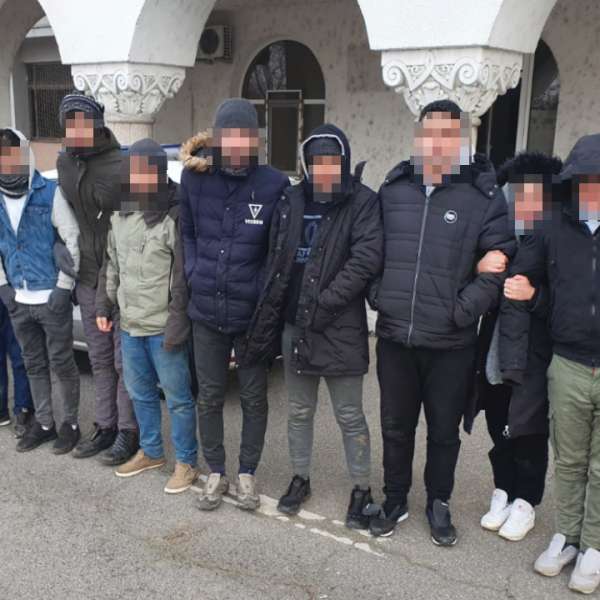 Nouăsprezece cetăţeni străini, depistaţi la Borș și Curtici când încercau să treacă ilegal frontiera în Ungaria