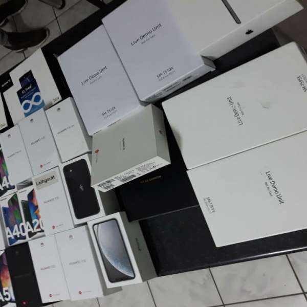 26 de telefoane mobile, confiscate la frontieră