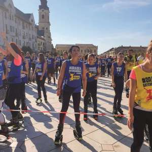 Cea mai mare „oră” de Kangoo Jumps din lume, la Oradea cu poliţiste de frontieră