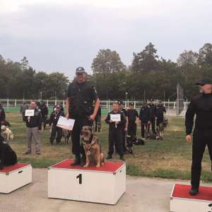 Cel mai bun câine poliţist din MAI execută misiuni cu poliţistul de frontieră Toader Koman la SPF Vişeu de Sus