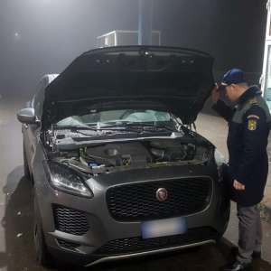 Autoturism în valoare de 200.000 lei, căutat de autorităţile din Italia, descoperit la controlul de frontieră