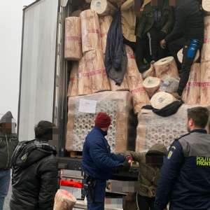 Doisprezece cetăţeni din Irak şi Turcia, depistați ascunşi într-un automarfar la P.T.F. Nădlac II