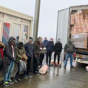 Doisprezece cetăţeni din Irak şi Turcia, depistați ascunşi într-un automarfar la P.T.F. Nădlac II