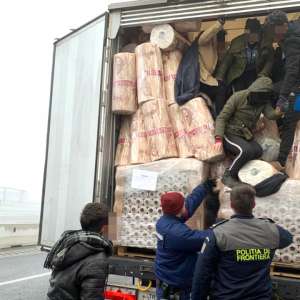 Doisprezece cetăţeni din Irak şi Turcia, depistați ascunşi într-un automarfar la P.T.F. Nădlac II