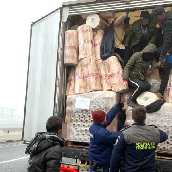 Doisprezece cetăţeni din Irak şi Turcia, depistați ascunşi într-un automarfar la P.T.F. Nădlac II