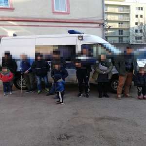 Cincisprezece cetățeni din Siria și Irak călăuziţi de un român,  opriți din drumul ilegal spre vestul Europei