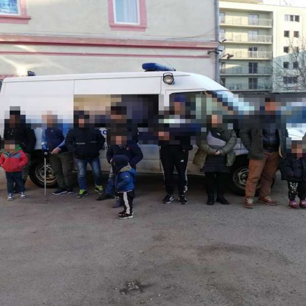 Cincisprezece cetățeni din Siria și Irak călăuziţi de un român, opriți din drumul ilegal spre vestul Europei