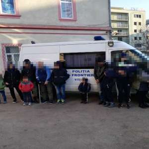 Cincisprezece cetățeni din Siria și Irak călăuziţi de un român,  opriți din drumul ilegal spre vestul Europei
