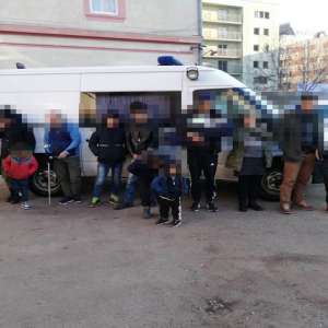 Cincisprezece cetățeni din Siria și Irak călăuziţi de un român,  opriți din drumul ilegal spre vestul Europei