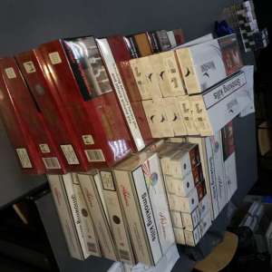 Țigări ascunse în cutii de bere și detergenți, confiscate în PTF Halmeu