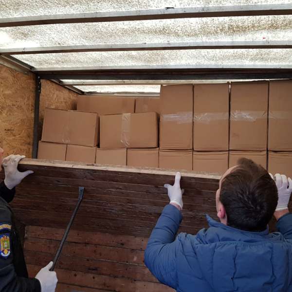 Peste 34.000 de pachete cu ţigări, ascunse în pereții dubli ai unei autoutilitare, descoperite de polițiștii de frontieră