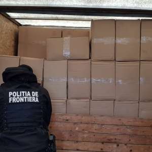 Peste 34.000 de pachete cu ţigări,  ascunse în pereții dubli ai unei autoutilitare,  descoperite de polițiștii de frontieră