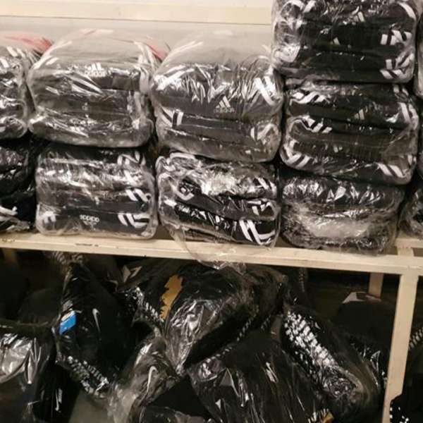 Textile, încălţăminte şi parfumuri, susceptibile a fi contrafăcute, descoperite de polițiștii de frontieră giurgiuveni