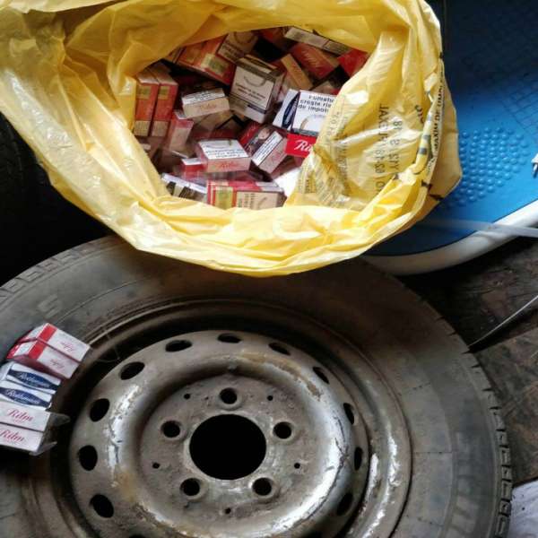 Roată de rezervă cu ţigări de contrabandă, depistată la P.T.F. Rădăuţi Prut