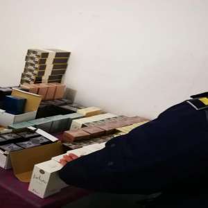 Textile, încălțăminte și parfumuri, susceptibile a fi contrafăcute, descoperite la P.T.F. Giurgiu