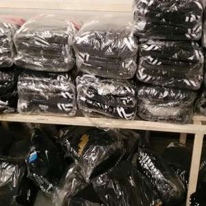 Textile, încălțăminte și parfumuri, susceptibile a fi contrafăcute, descoperite la P.T.F. Giurgiu