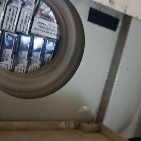 Autocar “capitonat” cu ţigări de contrabandă