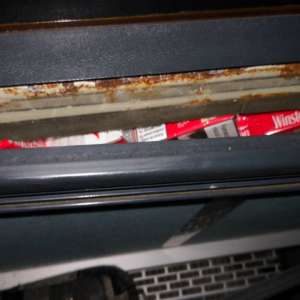 Autocar “capitonat” cu ţigări de contrabandă