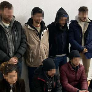 Nouă cetăţeni din Egipt, Siria, Irak şi Somalia călăuziţi de doi cetăţeni români opriți la frontiera cu Ungaria