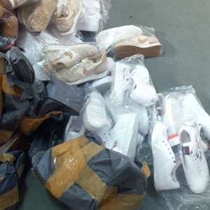 Bunuri în valoare de peste 700.000 lei, susceptibile a fi contrafăcute, confiscate la P.T.F. Giurgiu