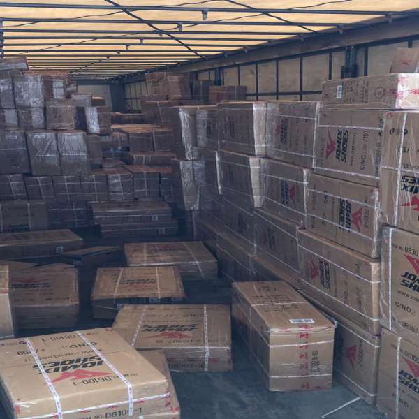 Mii de perechi de încălţăminte, în valoare 570.000 euro dacă ar fi fost produse de marcă, confiscate la P.T.F. Giurgiu