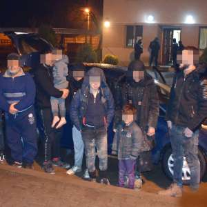 Opt cetăţeni din Irak şi Siria, călăuziţi de un cetăţean irakian, opriţi la frontiera cu Serbia