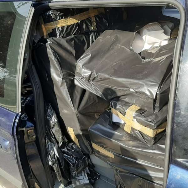 Aproximativ 4.500 de parfumuri, articole textile şi încălţăminte, susceptibile a fi contrafăcute, confiscate de poliţiştii de frontieră giurgiuveni