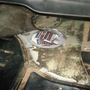 Țigări descoperite sub bancheta şi în rezervorul unui autoturism, în PTF Siret