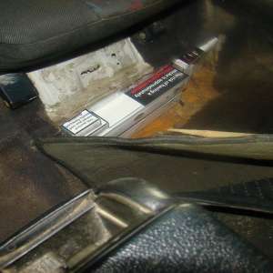 Țigări descoperite sub bancheta şi în rezervorul unui autoturism, în PTF Siret