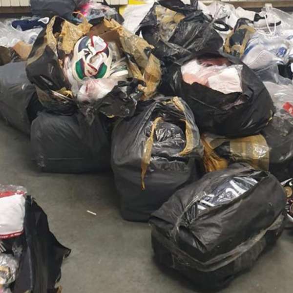 Textile și încălțăminte, susceptibile a fi contrafăcute, confiscate la P.T.F. Giurgiu